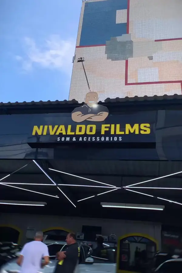 Fachada da Nivaldo Films à noite
