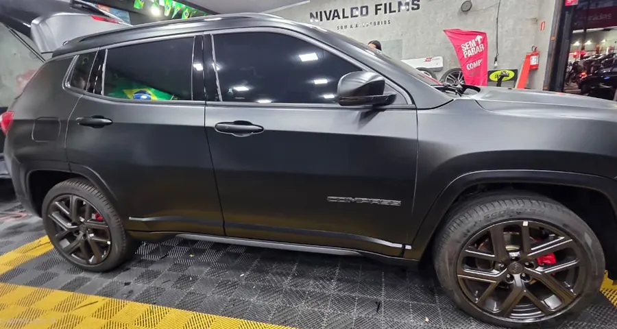 Jeep Compass preto fosco — serviço realizado pela Nivaldo Films